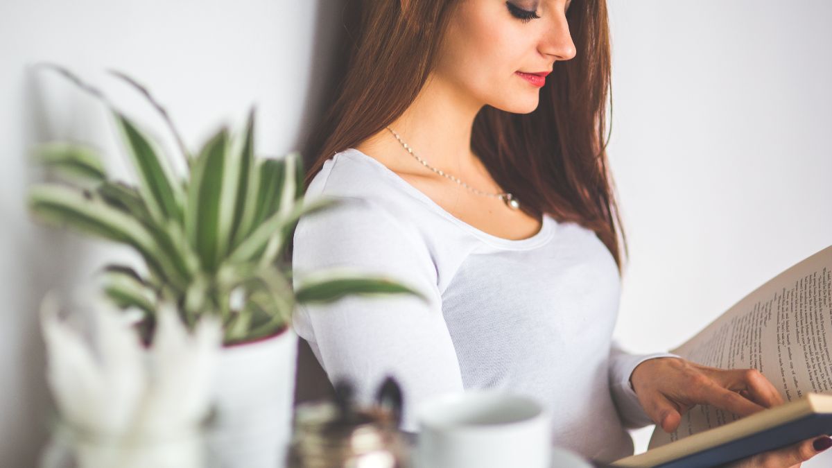 Belle femme lisant un livre