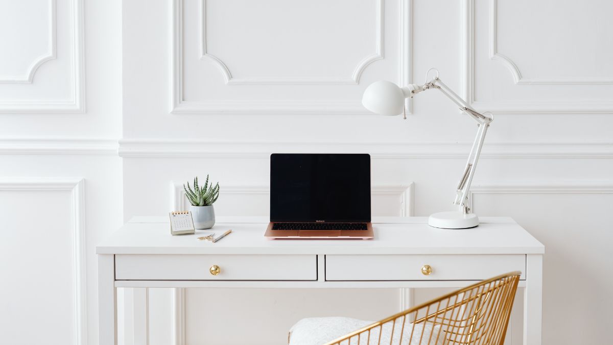 Un bureau  avec une décoration blanche