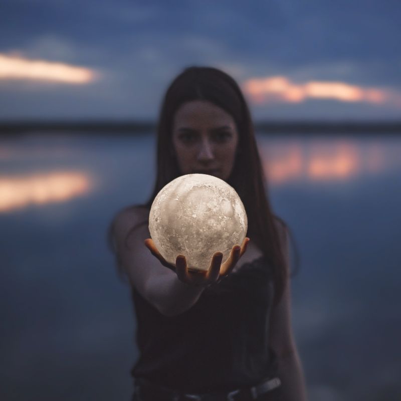 Femme qui tient une lampe lune