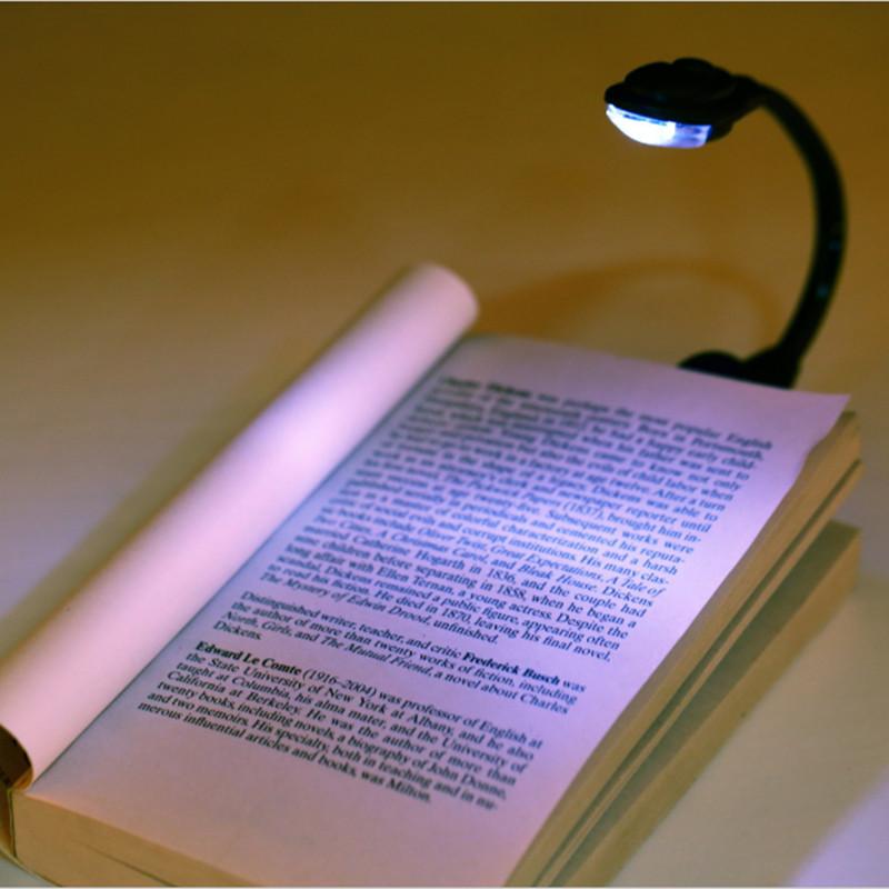 livre sur oreiller allumé lampe de lecture 11692985 Photo de stock